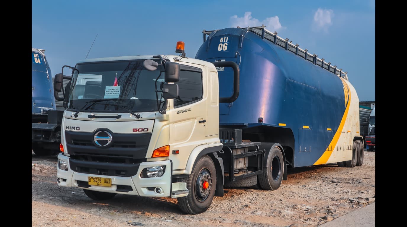 Armada Truk PT Reka Prima Persada